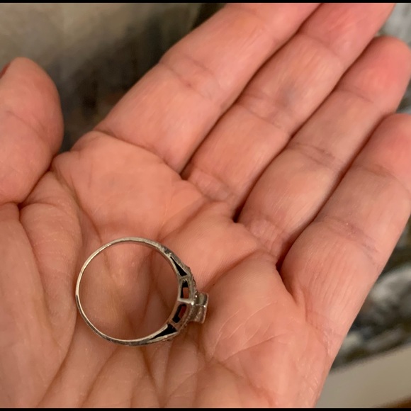 Vintage Sterling Silver Marcasite and Onyx Ring. - Picture 4 of 5